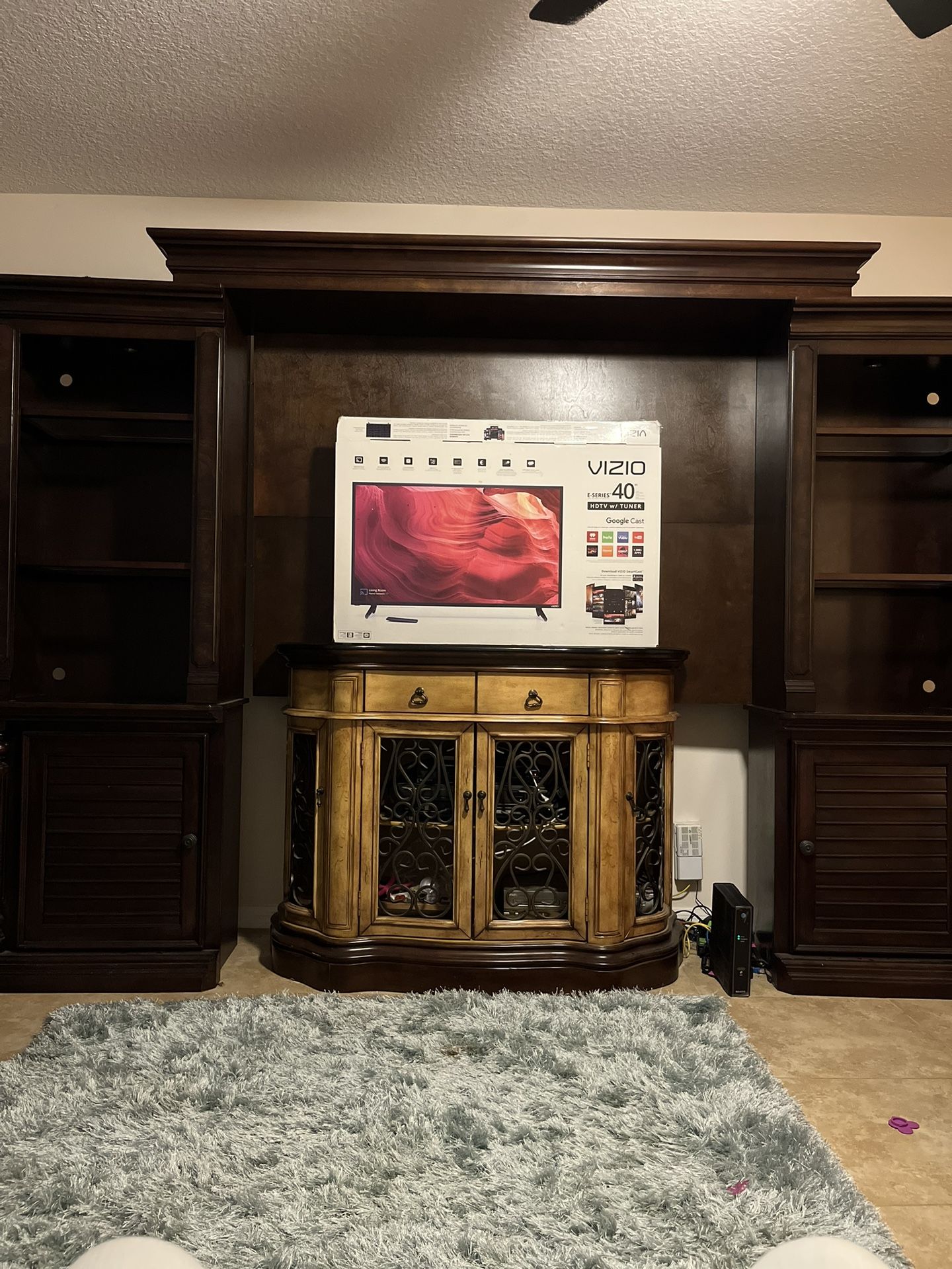 Entertainment Center/ TV Stand / Hutch