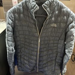 LOW PRICE MOVING- $229 + TAX RETAIL NORTH FACE WOMENS PUFFER 