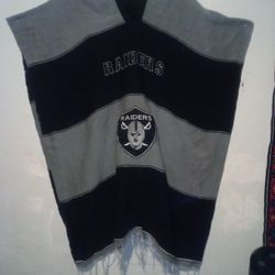 Beautiful Vintage Oakland Raiders Ponho.  cho