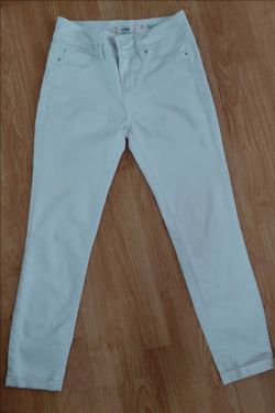 YMI white jeans size 9 Mid rise Ankle