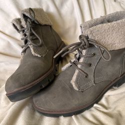 Women's "Cliffs" Lace Up Boots by White Mountain - Size 9.5