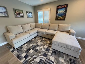 Sectional couch with Chaise