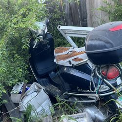 FREE 2010 Vespa 250 for Parts or Movie Prop (DOES NOT RUN!!!) – Must Tow Today