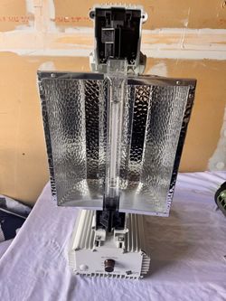 Gavita Pro 1000e DE high-pressure sodium (HPS) double-ended professional horticultural grow light fixture.