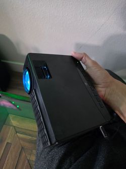 GPX Mini Projector with Bluetooth, USB and Micro SD Media Ports, Includes Remote / Mini Projector