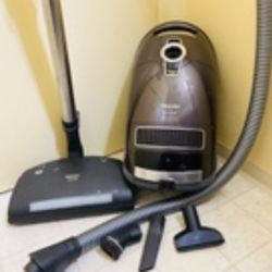 Miele S8 Uniq Canister Vacuum Cleaner