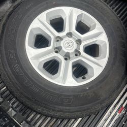 Rines originales para Toyota Tacoma o Toyota tundra seis hoyos de aluminio. Están en perfectas condiciones 