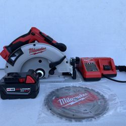 Milwaukee M18 18-Volt Lithium-Ion Brushless Cordless 7-1/4 in. Circular Saw Kit with 1 Battery 5.0Ah, Charger and Bag