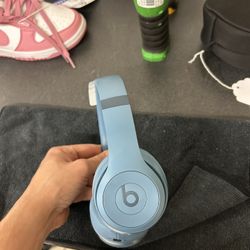 Beats Solo 4 (With Case) 