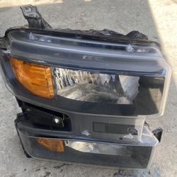 2020 Chevrolet Silverado Right head light halogen