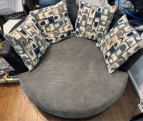 Oversized Round Swivel Chair w/ 4 Accent Pillows