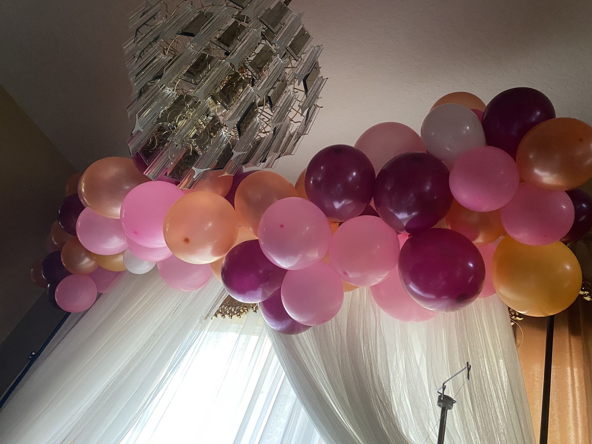Balloon garland it’s pink dark pink gold