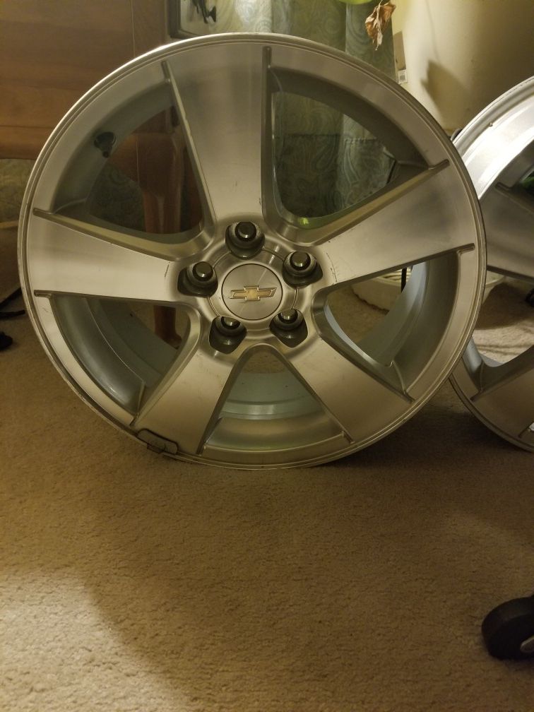 17' rims 200 or best offer. Chevy impala rims in great condition. I bought a truck and have no use for them. Make me an offer and they're yours.