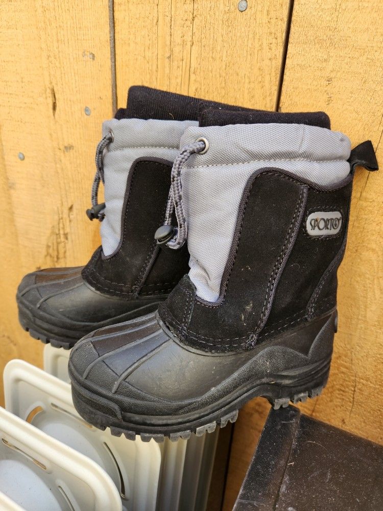 SNOW BOOTS SIZE 9 KIDS BOYS GIRLS! LIKE NEW!