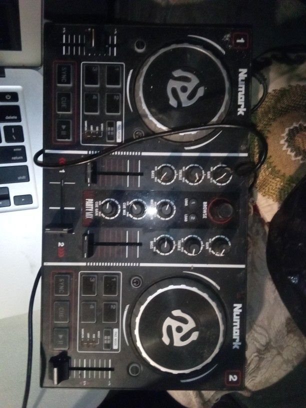 DJ Equipment Speaker An Turn Tables