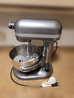 KitchenAid Professional 600 6 qt bowl-lift stand mixer with bowl and attachments KP26M1XPM