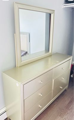 Dresser table with mirror
