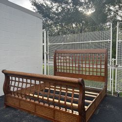 King Size Bedframe ( Deliver Available) 