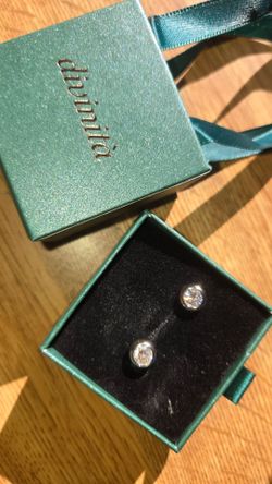 Divinità Crystal Stud Earrings