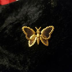 Vintage MONET Adorable-Dainty lasar-cut gold tone Butterfly Brooch-pin-eplc