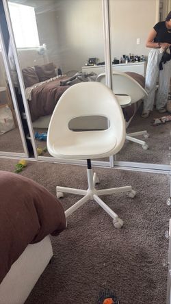 White desk chair