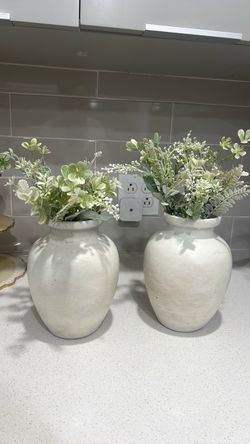 2 jarrones con flores