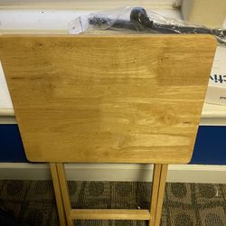 Foldable dinner table