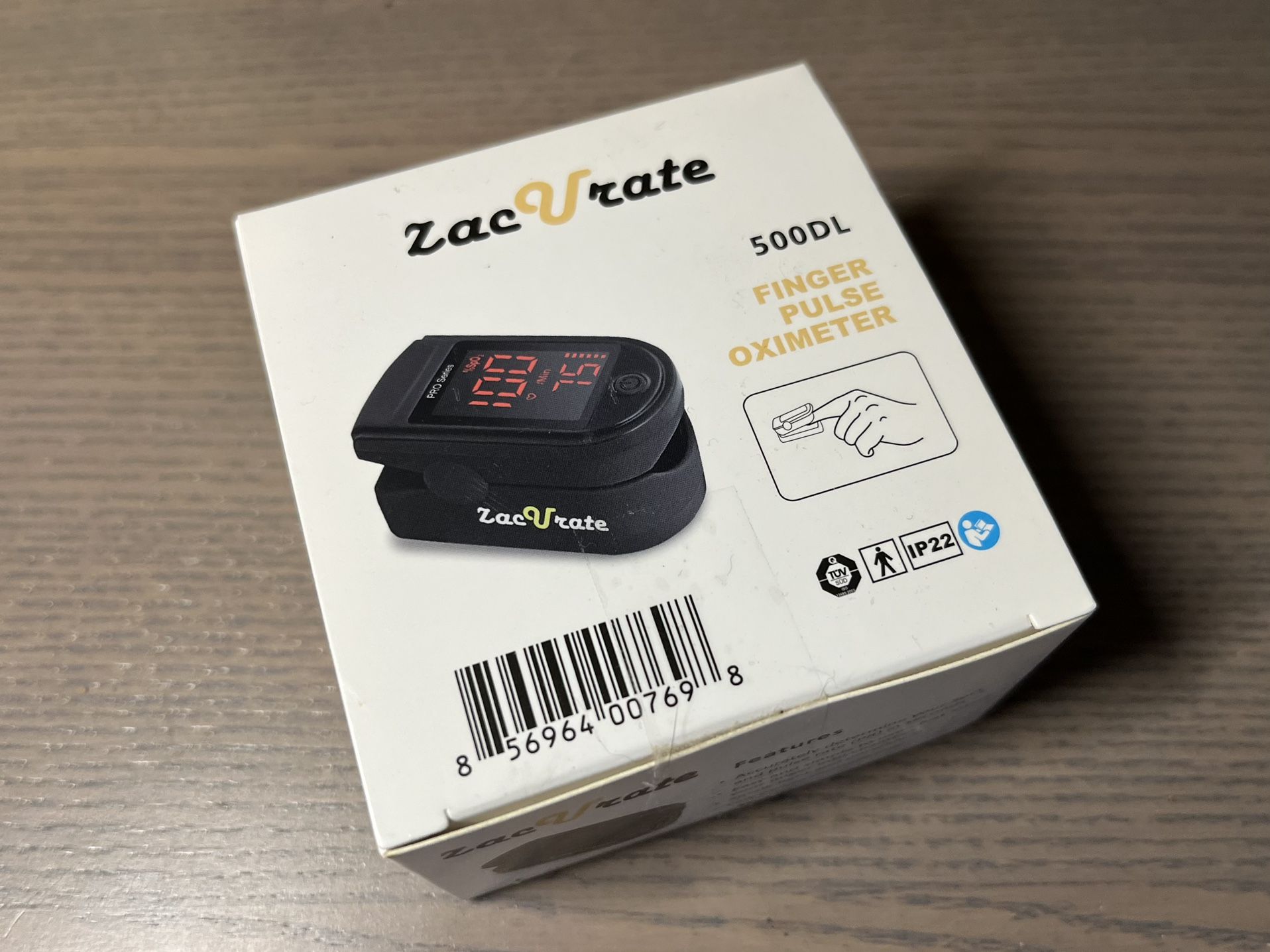Zacurate Pro Series 500DL Fingertip Pulse Oximeter Blood Oxygen Saturation Monitor with Silicone Cover, Batteries and Lanyard (Royal Black)