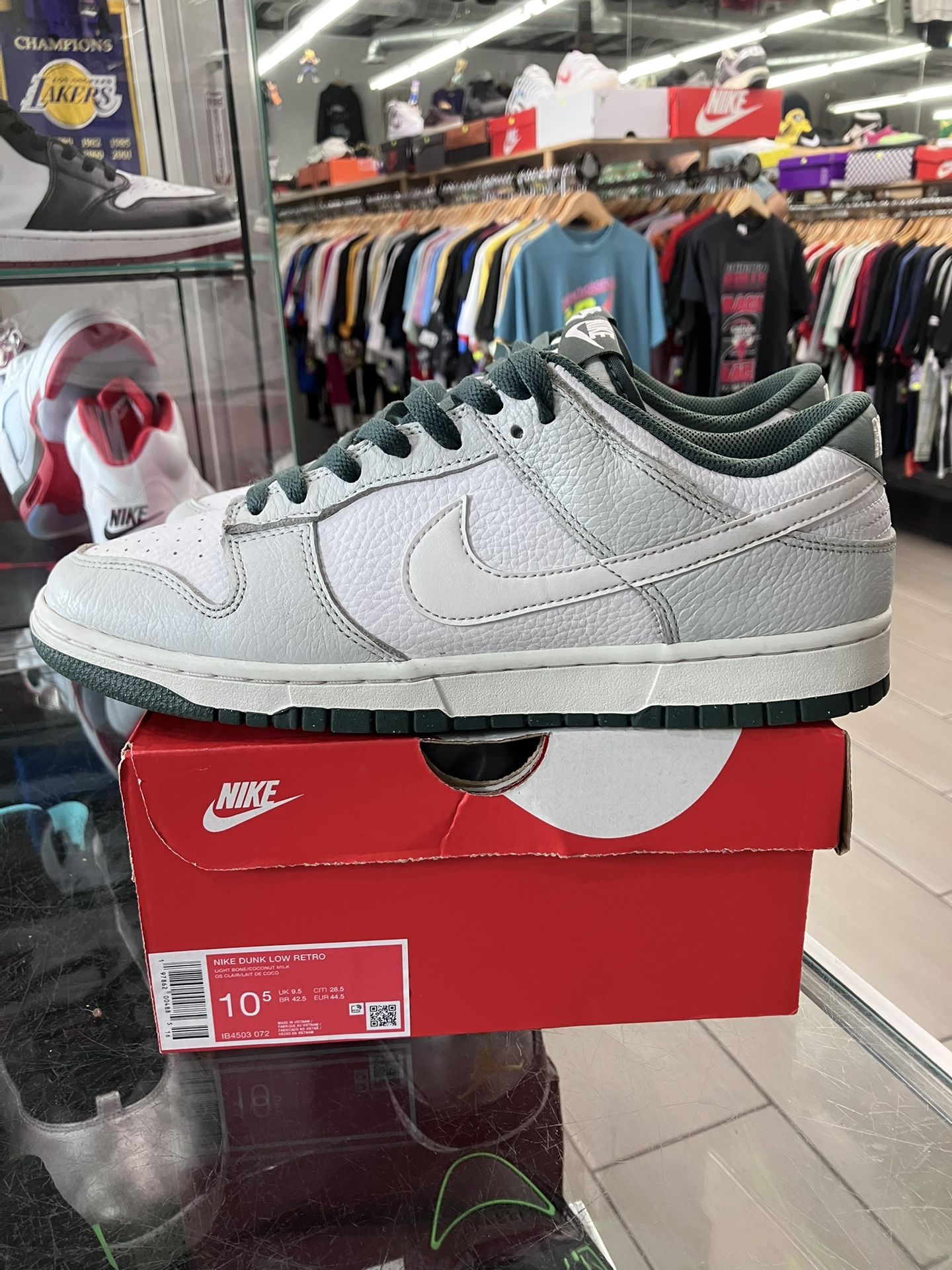 Nike Dunk Low Retro SE Photon Dust Vintage Green