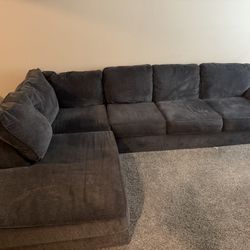 Large Gray Sectional Couch – Excellent Condition 