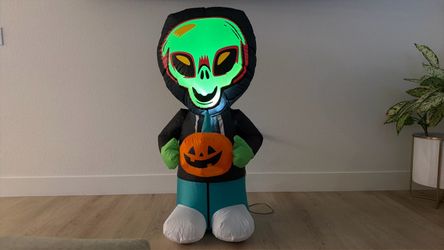 Hyde & EEK LED Inflatable Alien Kid 3.5 ft Indoor /Outdoor Halloween decor