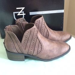 New directions perforated booties Sz 6.5