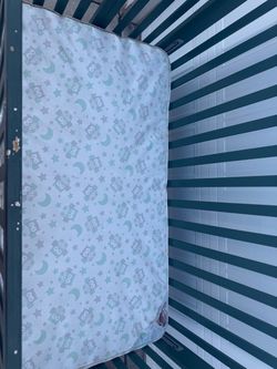Rolling crib and mattress