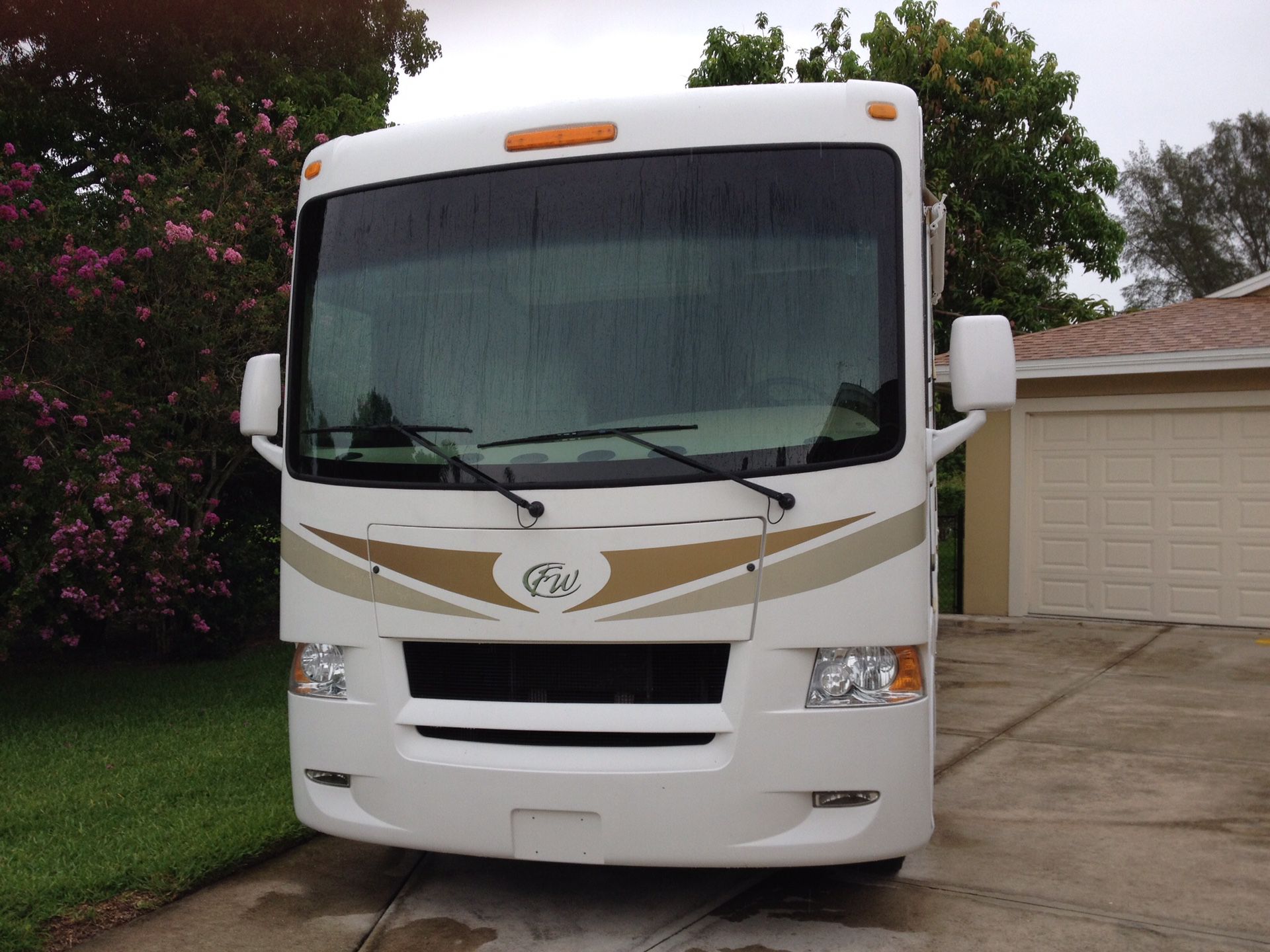 2011 four winds Hurricane 31 D Ford v10 gas class A