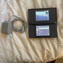 Nintendo DS Lite  W/ R4 Card/Games