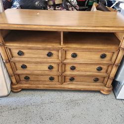 SOLID RTG HONEY OAK WOODED DRESSER