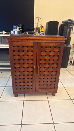 😐Wooden cabinet 😐medium condition