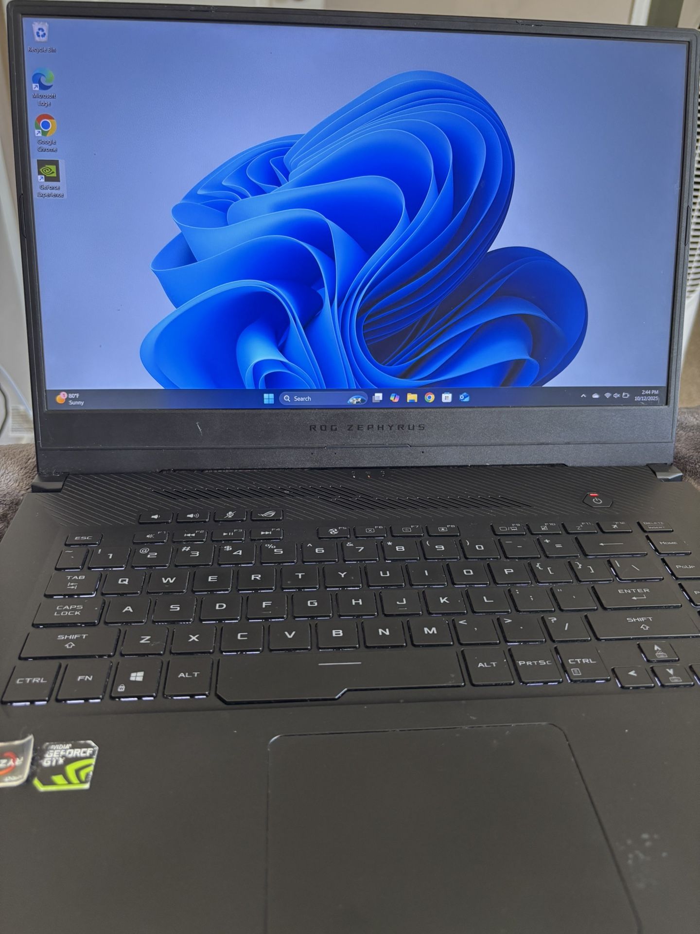 ASUS ROG Zephyrus G 15.6" 120 Hz 512GB SSD 16GB RAM Ryzen 7 3750H GTX 1660 Ti, Loud Fan
