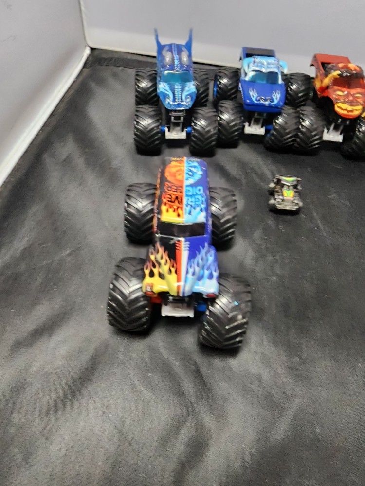 6 Monster Trucks 1:64 scale +1 micro mini