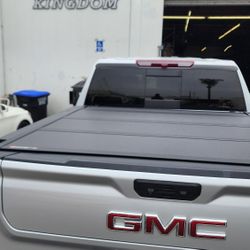 TAPADERAS EN INVENTARIO PARA TODAS LAS TROCAS, TONNEAU COVERS IN STOCK FOR ALL TRUCKS, HARD TRIFOLD BED COVERS, BEDLINERS, SIDE STEPS, BED LINERS