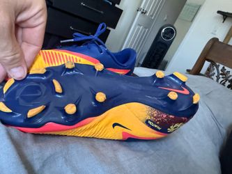 Nike Phantom Soccer Cleats – Men’s Size 9