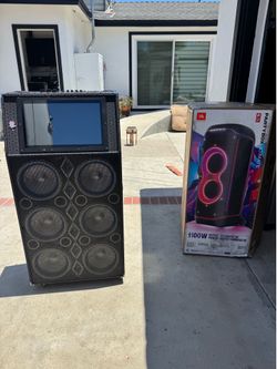 Speaker with screen