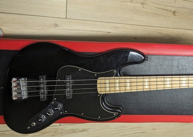 Jazz Bass Squire By Fender