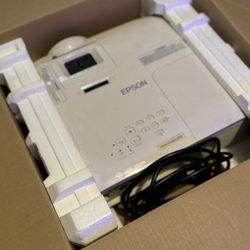 EPSON HOME CINEMA 2100! LIKE NEW WITH BOX 