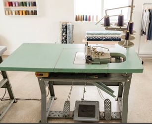 Industrial Overlock Serger Sewing Machine with Table