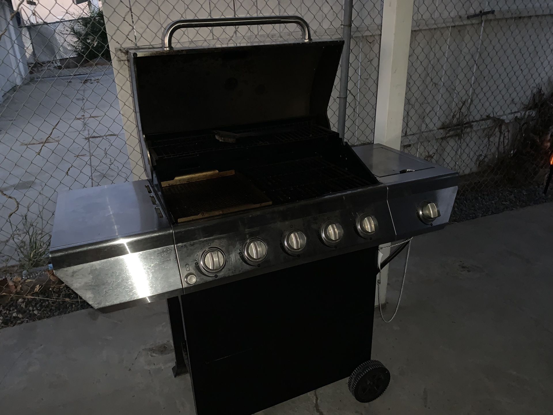 5 burner bbq grill in great condition on propane