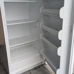 Upright freezer Frigidaire commercial 17 cubic feet works great