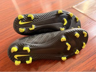 Nike mercurial soccer cleats size 3.5Y