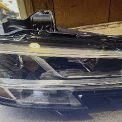 2020 Audi A-3 Right head light xenon 