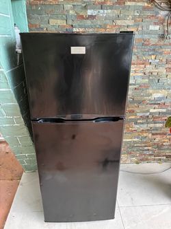 Frigidaire Top-Freezer Refrigerator Black